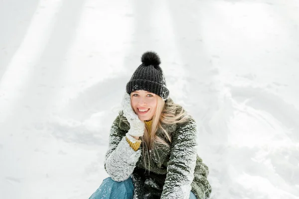 Jolie Jeune Femme Blonde Vêtue Chaudement Avec Foulard Des Mitaines — Photo