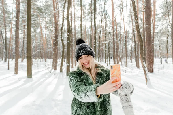 Όμορφη Νεαρή Κοπέλα Απολαμβάνει Χειμώνα Εξωτερικούς Χώρους Όμορφες Γυναίκες Διασκεδάζουν — Φωτογραφία Αρχείου