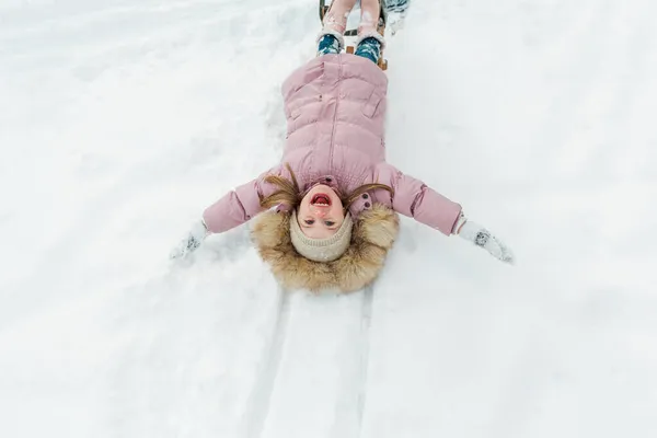 冬を屋外で楽しむかなり小さな女の子 森や公園で雪とそりを楽しんでいる女の子 — ストック写真