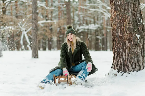 冬を屋外で楽しむ美しい若い女の子 森や公園で雪とそりを楽しんでいるかなりの女性 — ストック写真
