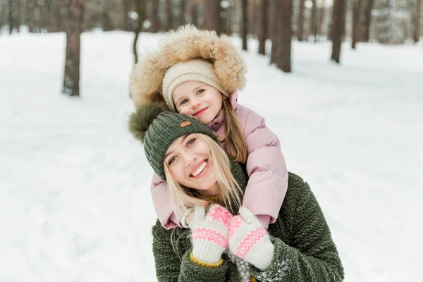 Feliz Ferindo Jovem Mãe Sua Filhinha Parque Inverno Fora Fotos De Bancos De Imagens