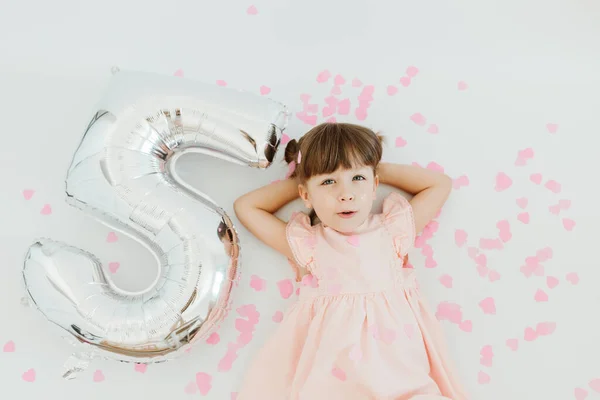 Niña Bonita Celebra Cumpleaños Cinco Años Lindo Niño Está Usando — Foto de Stock