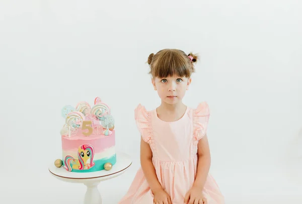 Ένα Όμορφο Κοριτσάκι Γιορτάζει Πεντάχρονα Γενέθλιά Της Χαρούμενο Κοριτσάκι Που — Φωτογραφία Αρχείου