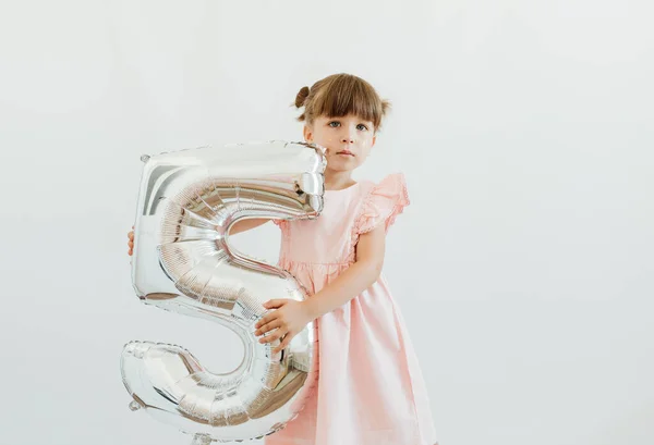 Niña Bonita Celebra Cumpleaños Cinco Años Lindo Niño Está Usando — Foto de Stock