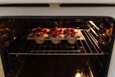 Kekleri fırında pişirme süreci. Kirazlı kek pişirmek için hamur..