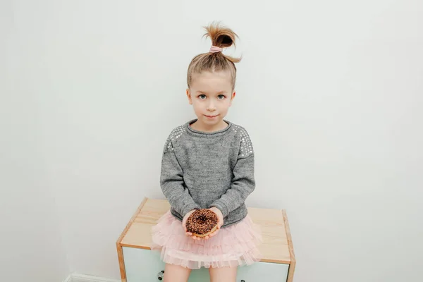 Linda Niña Con Peinado Divertido Está Sentado Inodoro Con Donut — Foto de Stock