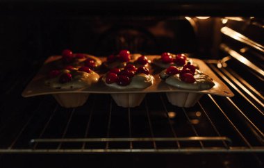 Kekleri fırında pişirme süreci. Kirazlı kek pişirmek için hamur..