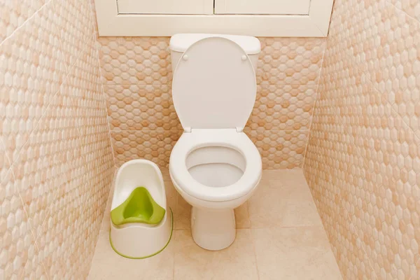 马桶里的小绿色便盆 儿童厕所 儿童垫子 马桶座 那孩子去了个成人厕所 — 图库照片