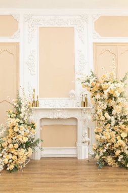 Düğün dekoru kavramı, düğün kemeri çiçeklerle süslenir - pembe ve beyaz şakayıklar. Düğün günü, tören yeri, gelin ve damat için fotoğraf çekimi, dekor, çiçekler, çiçekçiler..