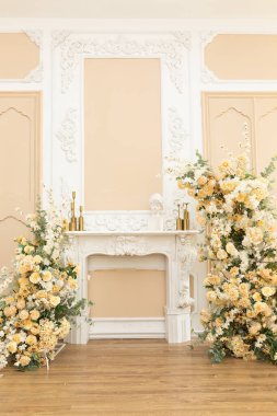 Düğün dekoru kavramı, düğün kemeri çiçeklerle süslenir - pembe ve beyaz şakayıklar. Düğün günü, tören yeri, gelin ve damat için fotoğraf çekimi, dekor, çiçekler, çiçekçiler..