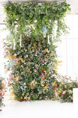 Düğün dekoru kavramı, düğün kemeri çiçeklerle süslenir - pembe ve beyaz şakayıklar. Düğün günü, tören yeri, gelin ve damat için fotoğraf çekimi, dekor, çiçekler, çiçekçiler..