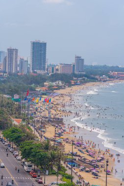 Yukarıdan Vung Tau panoramik kıyı manzarası, dalgalar, kıyı şeridi, sokaklar, hindistan cevizi ağaçları ve Vietnam 'daki Tao Phung dağı. Seyahat ve manzara konsepti.