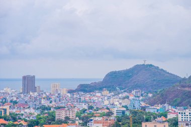 Yukarıdan Vung Tau panoramik kıyı manzarası, dalgalar, kıyı şeridi, sokaklar, hindistan cevizi ağaçları ve Vietnam 'daki Tao Phung dağı. Seyahat ve manzara konsepti.