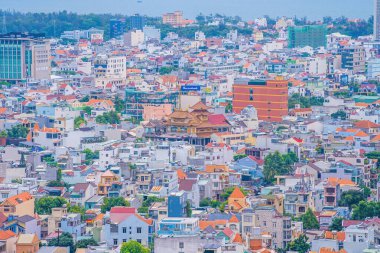 Yukarıdan Vung Tau panoramik kıyı manzarası, dalgalar, kıyı şeridi, sokaklar, hindistan cevizi ağaçları ve Vietnam 'daki Tao Phung dağı. Seyahat ve manzara konsepti.