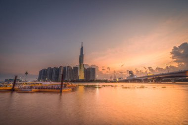 Saigon, Vietnam, 27 Haziran 2021: The Landmark 81 - Vinhouse Central Park Projesinin süper uzun gökdeleni, Binh An su otobüsü istasyonu, Ho Chi Minh, Vietnam
