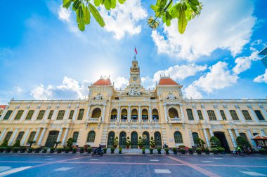 Ho Chi Minh şehri, Vietnam - 30 Haziran 2021: Ho Chi Minh Belediye Binası önündeki trafik, Saigon Belediye Binası veya Komite Genel Merkezi, Vietnam