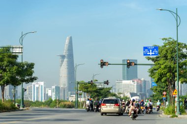 Ho Chi Minh Şehri, Vietnam - 26 Aralık 2020: Arka planda Bitexco Finans Kulesi ile Saigon caddesinde yoğun trafik