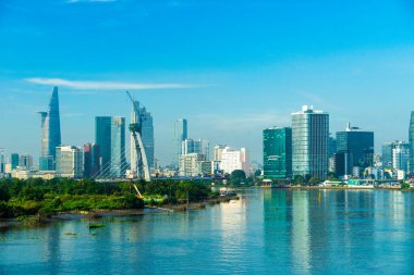 Saigon, Vietnam - 26 Aralık 2020: Bitexco Finans Kulesi, Thu Thiem 2 köprüsü, binalar, enerji altyapısı ile orta Ho Chi Minh Şehri, Vietnam 'ın havadan görünüşü. Saigon Nehri 'nin manzarası.