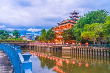 Phap Hoa Pagoda 'nın alacakaranlık manzarası, Ho Chi Minh şehri, Vietnam. Güneydoğu Asya 'daki antik tapınak. 2021 Vesak Festivali 'nde. Seyahat ve manzara konsepti