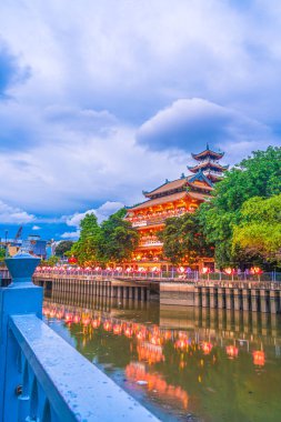 Phap Hoa Pagoda 'nın alacakaranlık manzarası, Ho Chi Minh şehri, Vietnam. Güneydoğu Asya 'daki antik tapınak. 2021 Vesak Festivali 'nde. Seyahat ve manzara konsepti