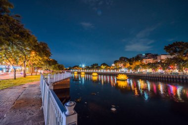Doğu kültüründe Buda 'nın doğum gününü kutlamak için Vesak Günü' nde nehirde süzülen renkli nilüfer fenerleri, Nhieu Loc Kanalı 'nda ışıklandırılmış büyük bir nilüfer fenerleri, Ho Chi Minh şehri, Vietnam.
