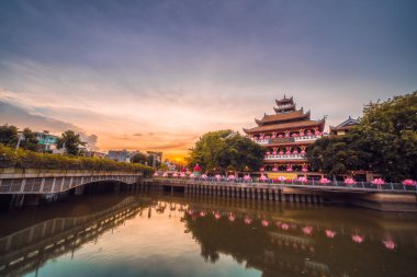 Phap Hoa Pagoda 'nın alacakaranlık manzarası, Ho Chi Minh şehri, Vietnam. Güneydoğu Asya 'daki antik tapınak. 2021 Vesak Festivali 'nde. Seyahat ve manzara konsepti