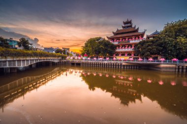 Phap Hoa Pagoda 'nın alacakaranlık manzarası, Ho Chi Minh şehri, Vietnam. Güneydoğu Asya 'daki antik tapınak. 2021 Vesak Festivali 'nde. Seyahat ve manzara konsepti