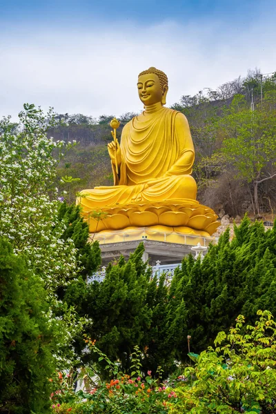 Vista Estátua Buda Ouro Mosteiro Chon Khong Cidade Vung Tau — Fotografia de Stock