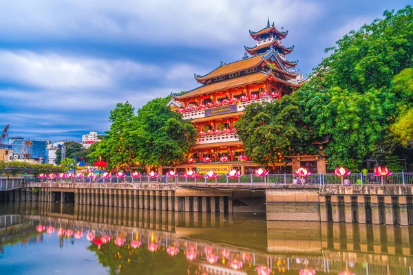 Phap Hoa Pagoda 'nın alacakaranlık manzarası, Ho Chi Minh şehri, Vietnam. Güneydoğu Asya 'daki antik tapınak. 2021 Vesak Festivali 'nde. Seyahat ve manzara konsepti