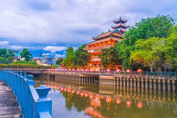 Phap Hoa Pagoda 'nın alacakaranlık manzarası, Ho Chi Minh şehri, Vietnam. Güneydoğu Asya 'daki antik tapınak. 2021 Vesak Festivali 'nde. Seyahat ve manzara konsepti