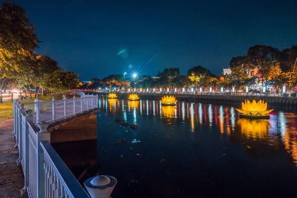 Doğu kültüründe Buda 'nın doğum gününü kutlamak için Vesak Günü' nde nehirde süzülen renkli nilüfer fenerleri, Nhieu Loc Kanalı 'nda ışıklandırılmış büyük bir nilüfer fenerleri, Ho Chi Minh şehri, Vietnam.