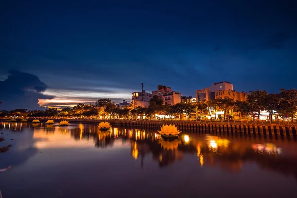 東の文化で仏の誕生日を祝うためにヴェサックの日の夜に川に浮かぶ色の蓮のランタン ベトナムのホーチミン市のNhieu Loc運河に照明付きの大きな蓮のランタン — ストック写真