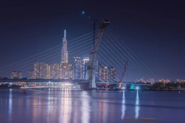 Skyline Met Oriëntatiepunt Wolkenkrabber Een Nieuwe Kabelbrug Bouwt Verbinding Thu — Stockfoto