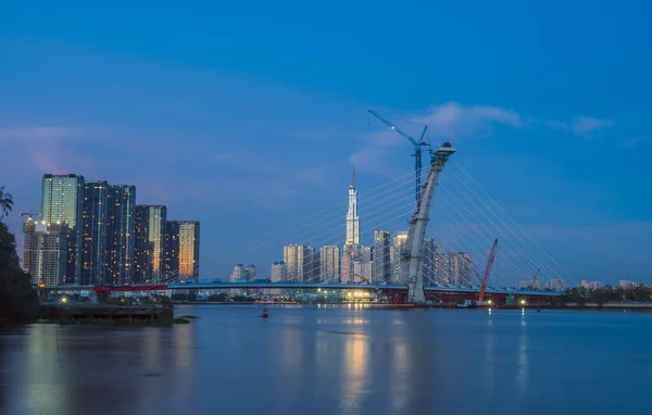 Skyline Met Oriëntatiepunt Wolkenkrabber Een Nieuwe Kabelbrug Bouwt Verbinding Thu — Stockfoto