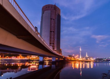 Khanh Hoi köprüsünün eteğindeki Thu Ngu bayrak direğinde gün batımı, Ho Chi Minh şehri, Vietnam. Seyahat ve manzara konsepti.
