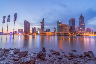 Ho Chi Minh şehrinin gökyüzü gece panoramik manzarası. Ho Chi Minh Vietnam 'ın en büyük şehridir. İş ve manzara kavramı.
