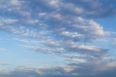 Güneşin doğuşunda bulutlu güzel bir gökyüzü manzarası. Parçalı bulutlu. Renkli gün batımı. Doğal gökyüzü arkaplan dokusu, güzel bir renk. Gün batımından sonra gökyüzünde gün batımı manzarası