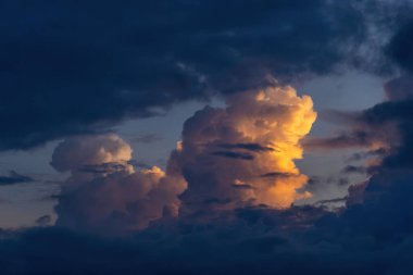 Güneşin doğuşunda bulutlu güzel bir gökyüzü manzarası. Parçalı bulutlu. Renkli gün batımı. Doğal gökyüzü arkaplan dokusu, güzel bir renk. Gün batımından sonra gökyüzünde gün batımı manzarası