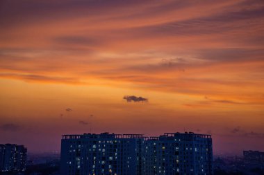 Güneşin doğuşunda bulutlu güzel bir gökyüzü manzarası. Parçalı bulutlu. Renkli gün batımı. Doğal gökyüzü arkaplan dokusu, güzel bir renk. Gün batımından sonra gökyüzünde gün batımı manzarası