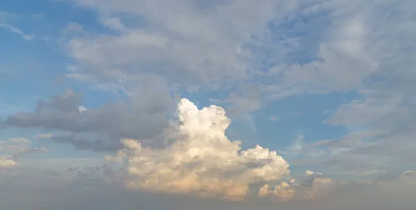 Schöne Aussicht Auf Den Himmel Mit Wolken Bei Sonnenaufgang Leicht — Stockfoto