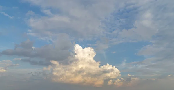 Schöne Aussicht Auf Den Himmel Mit Wolken Bei Sonnenaufgang Leicht — Stockfoto
