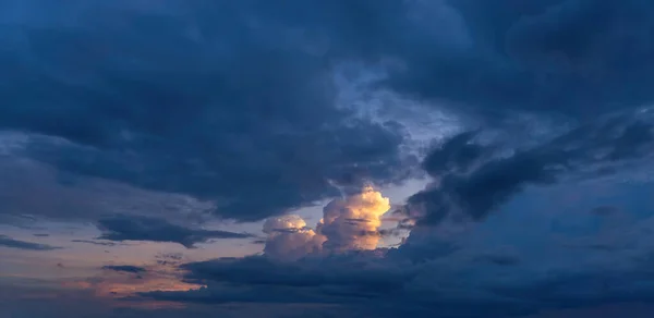 Schöne Aussicht Auf Den Himmel Mit Wolken Bei Sonnenaufgang Leicht — Stockfoto