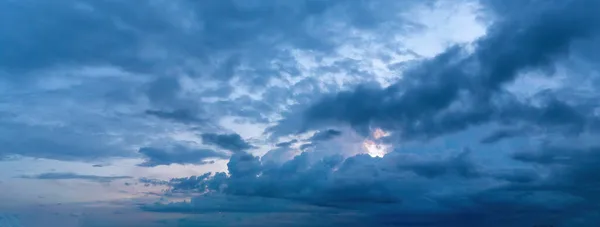 Schöne Aussicht Auf Den Himmel Mit Wolken Bei Sonnenaufgang Leicht — Stockfoto