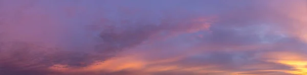 日の出の雲と空の美しい景色 曇ってる カラフルな夕日 自然の空の背景のテクスチャ 美しい色 日没後の空の夕日 — ストック写真