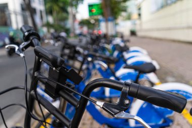 Ho Chi Minh şehri, Vietnam - 17 Kasım 2021: Ho Chi Minh City 'de başlatılan kamu bisiklet servisi, akıllı telefonlarınıza mobil uygulama yükleyin ve servis hizmetini kullanmak için kişisel bilgileri doldurun.