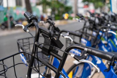 Ho Chi Minh şehri, Vietnam - 17 Kasım 2021: Ho Chi Minh City 'de başlatılan kamu bisiklet servisi, akıllı telefonlarınıza mobil uygulama yükleyin ve servis hizmetini kullanmak için kişisel bilgileri doldurun.