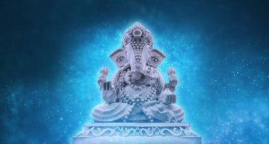 Ganesha Festivali 'ndeki Ganesha heykeline odaklan. Hindu dini ve Hint bayramı Diwali festivali konsepti koyu, kırmızı, sarı arka plan. Festival ve dini konsept