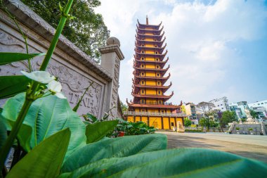 Ho Chi Minh şehri, Vietnam - 25 Aralık 2021: Quoc Tu Pagoda Vietnam 'da, Ho Chi Minh.Kızıl uzun Asya tapınağı Saigon' da mavi gökyüzü arka planında. Ho Chi Minh şehrinde ünlü bir pagoda. Seyahat ve din kavramı.