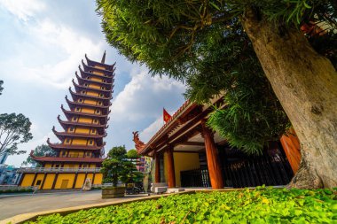 Ho Chi Minh şehri, Vietnam - 25 Aralık 2021: Quoc Tu Pagoda Vietnam 'da, Ho Chi Minh.Kızıl uzun Asya tapınağı Saigon' da mavi gökyüzü arka planında. Ho Chi Minh şehrinde ünlü bir pagoda. Seyahat ve din kavramı.