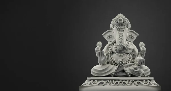 有选择地关注加内萨勋爵的雕像 加内萨节 印度教和印度人在黑暗 黄色背景上庆祝Diwali节 节日和宗教观念 — 图库照片